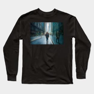 Woman walking in London Long Sleeve T-Shirt